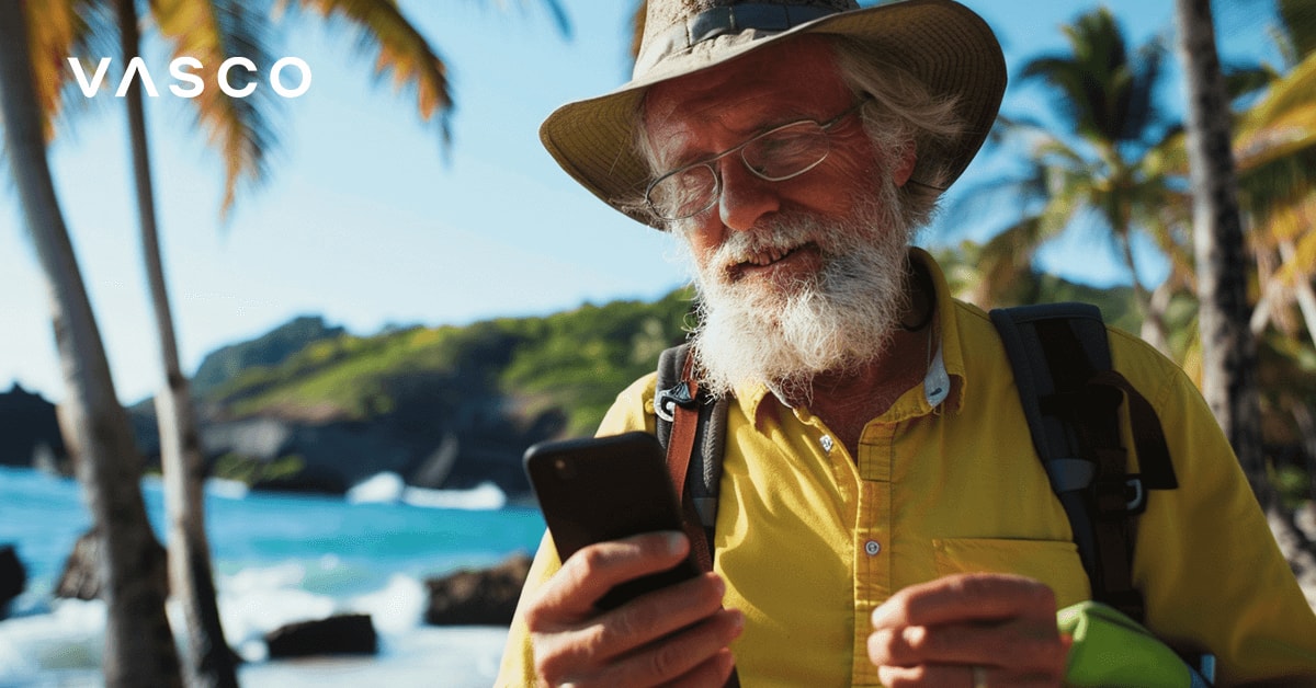 Un uomo anziano controlla il telefono in una spiaggia esotica.