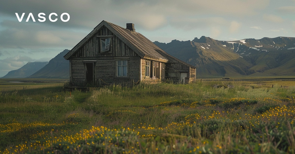 Un piccolo cottage di legno con le montagne islandesi sullo sfondo.