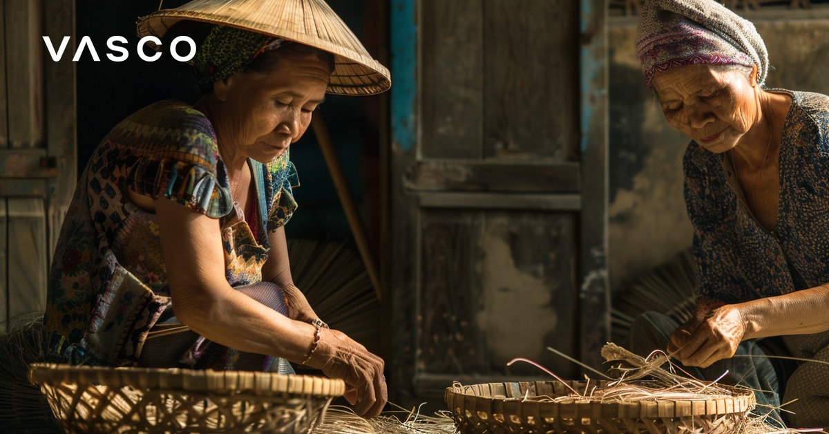 Due donne che lavorano con cesti all'interno, raffigurando le festività in Vietnam a ottobre.