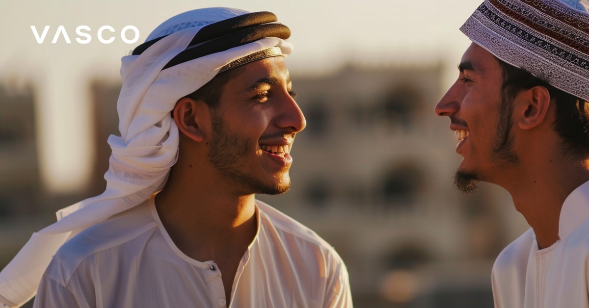 Due uomini in abiti tradizionali arabi che si sorridono, dimostrando come salutare in arabo.