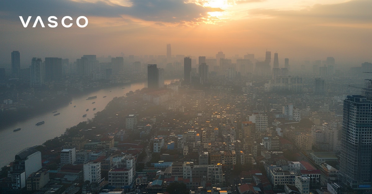 Una vista aerea di un panorama urbano al tramonto con cieli nebbiosi, che rappresenta una visita in Vietnam a ottobre e com'è il clima in quel periodo.