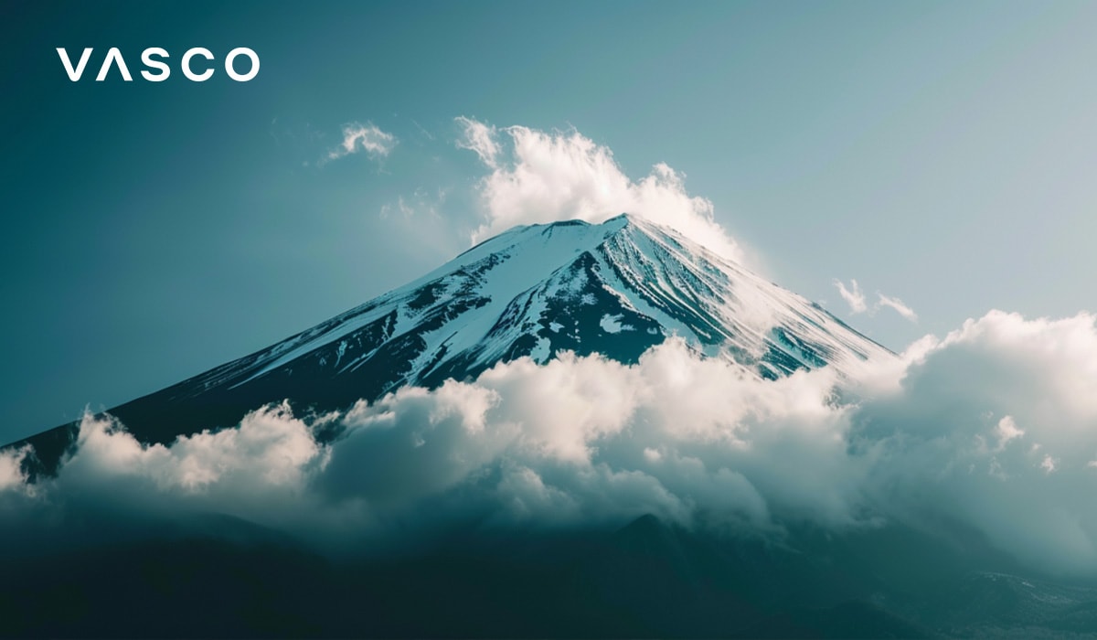 Una vista maestosa del Monte Fuji con nuvole che coprono parzialmente la sua vetta innevata.