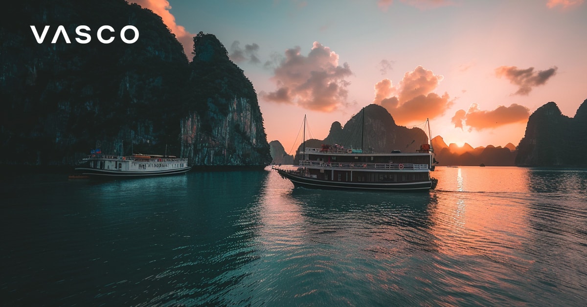 Barche su un corso d'acqua sereno durante il tramonto, che evidenziano dove andare in ottobre per le vacanze e la temperatura in Vietnam..