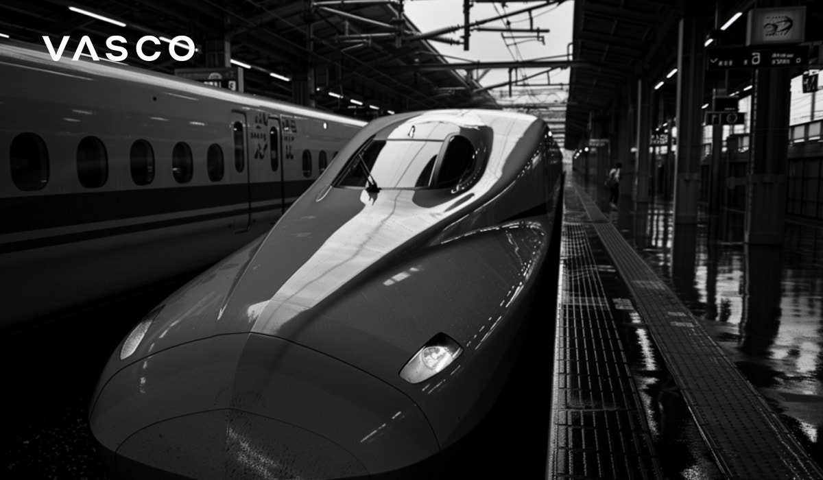 Un treno giapponese ad alta velocità pronto a lasciare il binario. La foto è in bianco e nero.