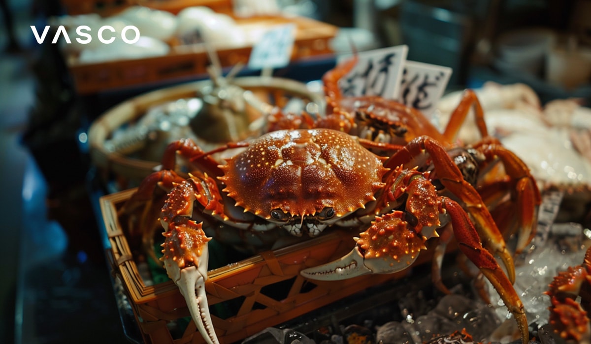 Granchi freschi esposti in un vivace mercato del pesce giapponese.