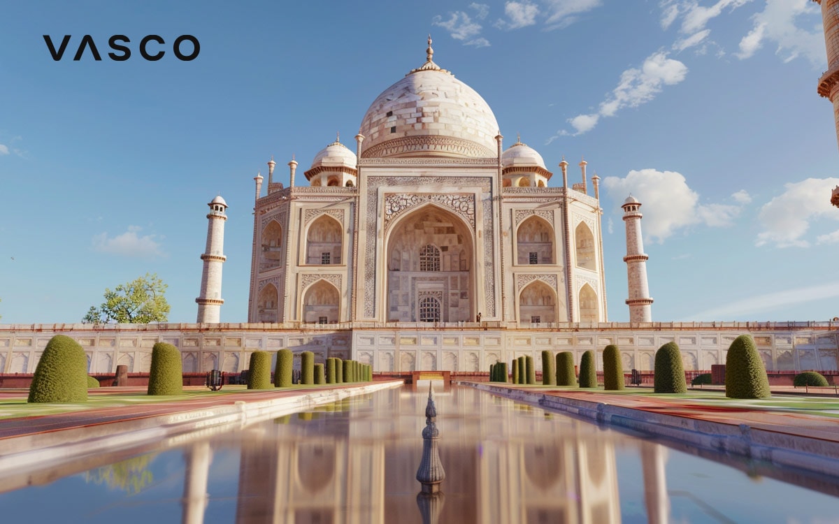 Il Taj Mahal con un cielo azzurro limpido e il suo riflesso nell'acqua.