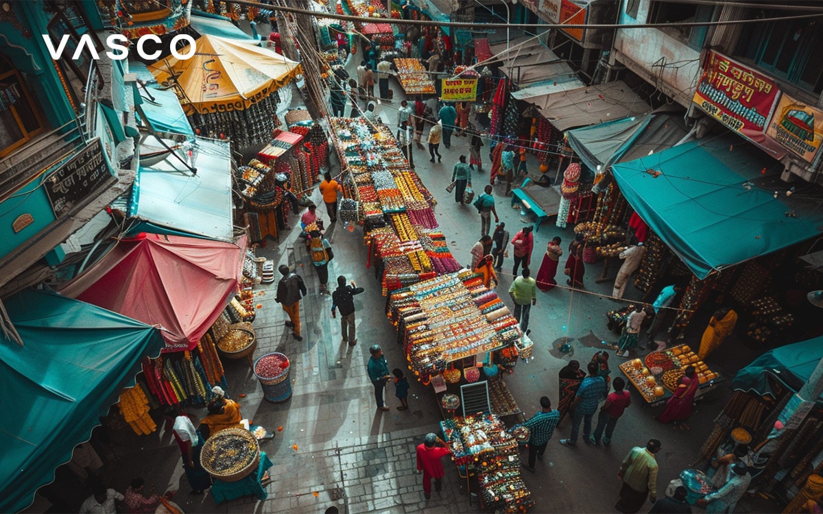 Mercato di strada affollato con bancarelle colorate e persone che camminano tra di esse.