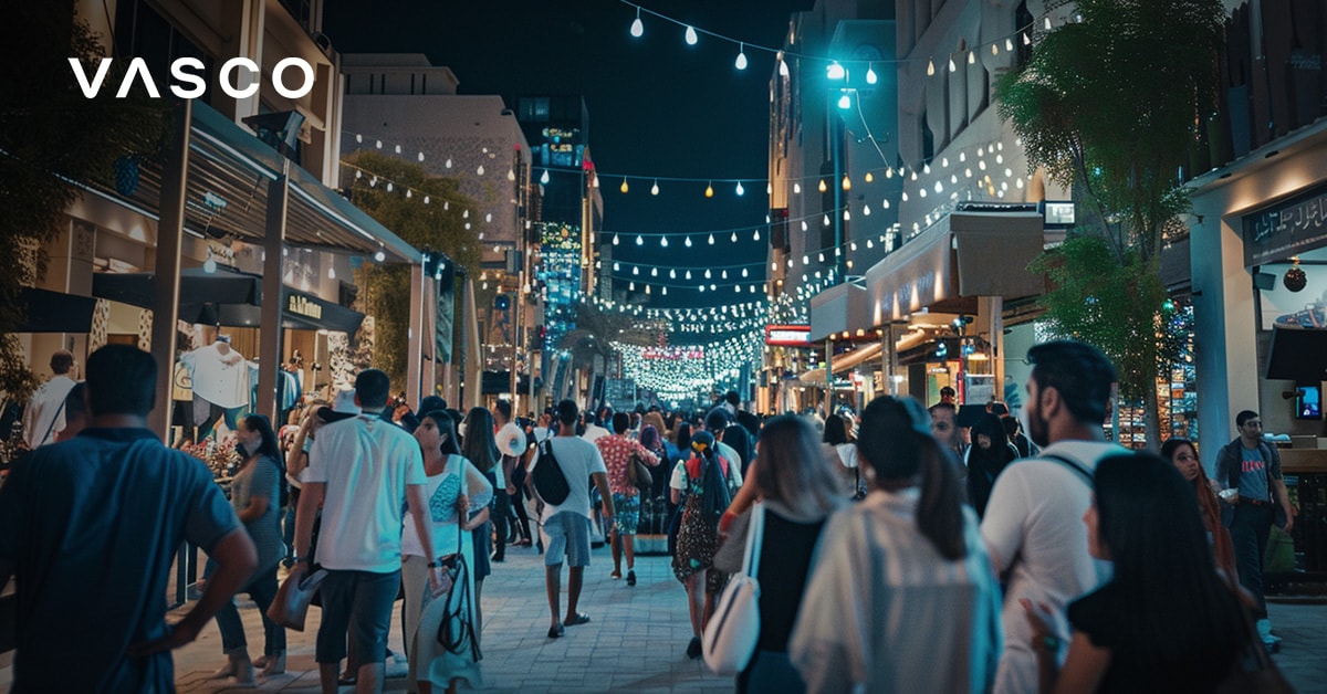 Mercato notturno affollato a Dubai con persone che fanno acquisti e luci sospese sopra