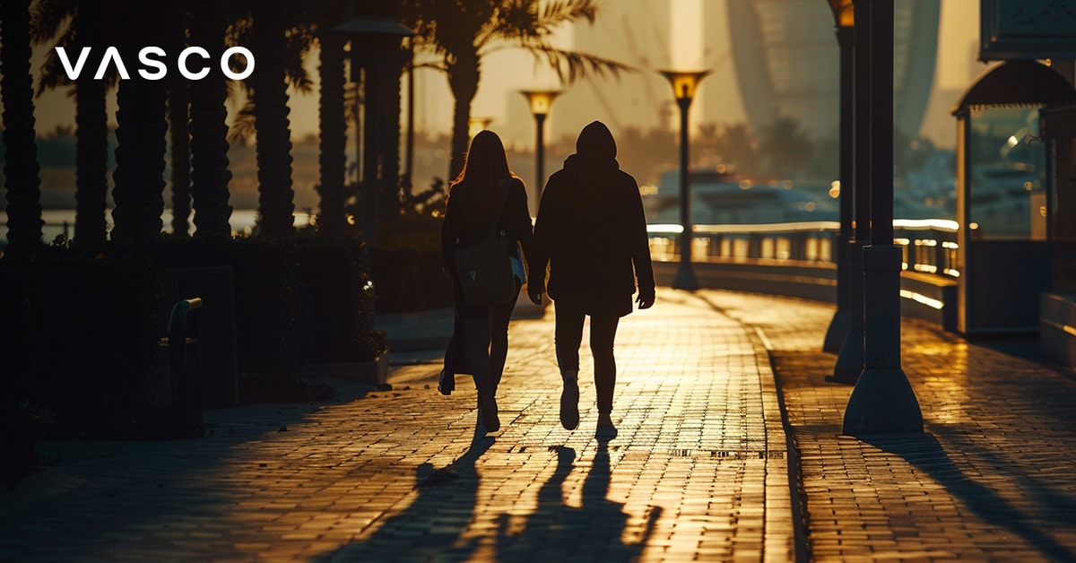 Coppia che passeggia lungo la promenade della Dubai Marina al tramonto