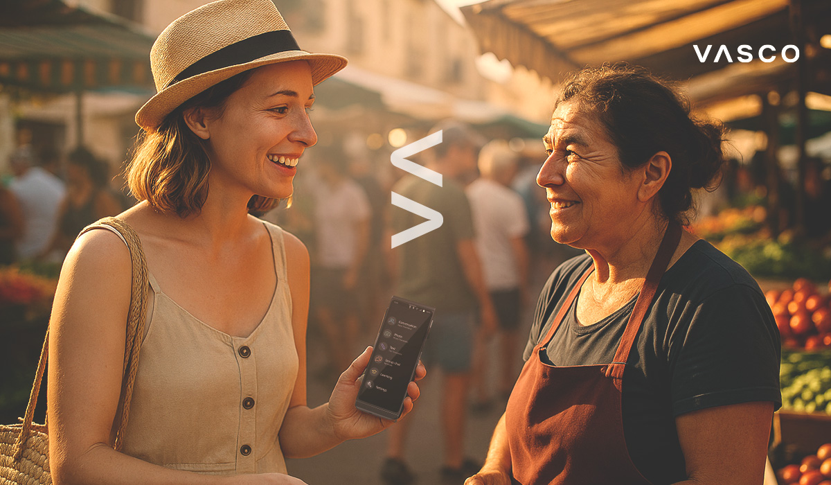 Un viaggiatore sorridente mostra un dispositivo di traduzione a un venditore del mercato locale durante una conversazione allegra.