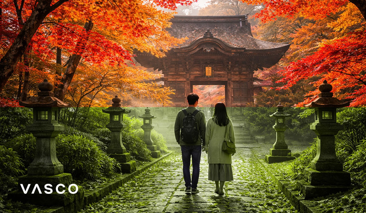 Viaggiatori che camminano attraverso uno storico tempio giapponese in autunno - visita turistica a Kyoto in autunno