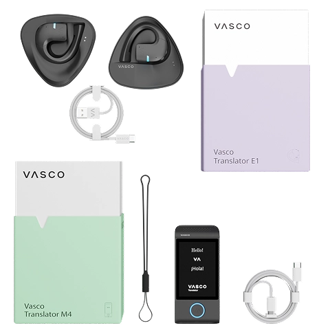 M4 E1 set Il set Vasco Translator E1, completo di due auricolari wireless per la traduzione, cavo di ricarica, guida, custodia e confezione, è esposto accanto alla scatola di un Vasco Translator M4 con il relativo cordino e cavo.