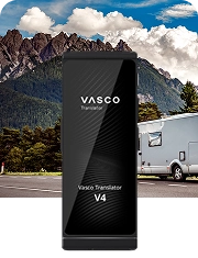 Un camper parcheggiato sul ciglio della strada con le montagne sullo sfondo, con sopra l'immagine del Vasco Translator V4 in Black Onyx.