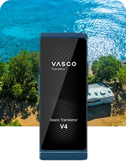 Un camper parcheggiato sulla costa con un panorama fantastico sullo sfondo, accanto a un'immagine del Vasco Translator V4 in blu cobalto.