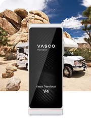 Un camper bianco con delle formazioni rocciose sullo sfondo, accanto a un'immagine del Vasco Translator V4 in bianco perla.