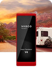 Un camper che va su una strada con montagne rosse e il tramonto sullo sfondo, accanto a un'immagine del Vasco Translator V4 in rosso rubino.