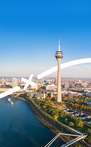 Vista della Torre della televisione di Düsseldorf (Rheinturm), un punto di riferimento importante nel panorama della città.
