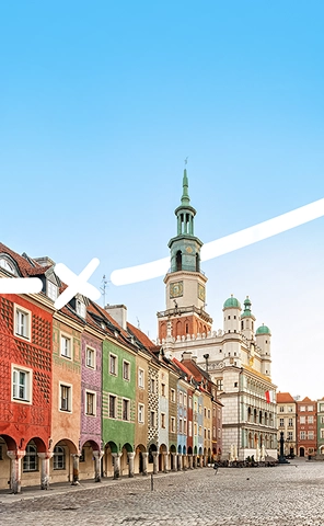 Vista della città di Poznań con le sue case storiche colorate.