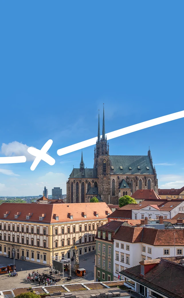 Una veduta aerea della città storica di Brno, nella Repubblica Ceca, con la Cattedrale dei Santi Pietro e Paolo e le sue imponenti guglie gemelle in stile neogotico.