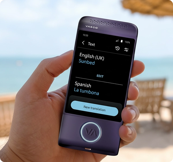 Primo piano di una mano che tiene in mano un Vasco Translator di colore viola. Lo schermo mostra la traduzione di un testo dall'inglese (Regno Unito) allo spagnolo, in cui la parola 
