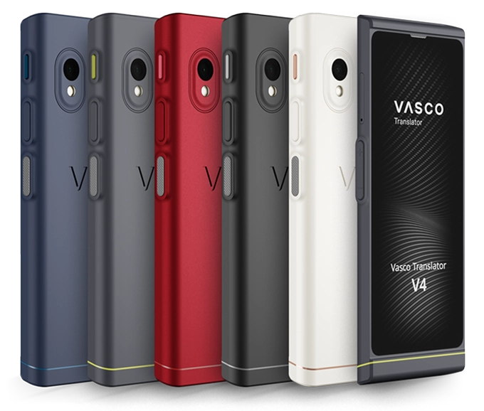 Cinque dispositivi Vasco Translator V4 nei colori blu, grigio scuro, rosso, nero e bianco appaiono in posizione verticale, con un dispositivo che mostra la schermata principale.